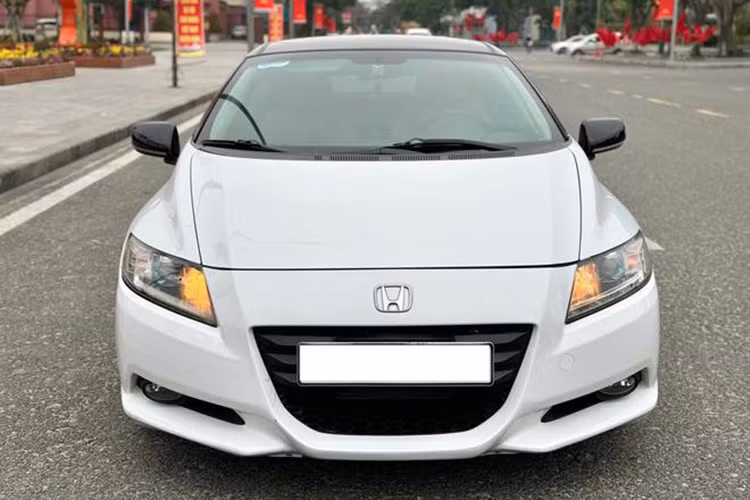 Mức giá cao của Honda CR-Z đời 2010 chủ yếu đến từ động cơ hybrid và tính chất sưu tầm của mẫu xe này. Theo người bán, "Cả Việt Nam chỉ có 8 chiếc Honda CR-Z 2010", điều này càng làm tăng giá trị của chiếc xe này. Không chỉ hiếm gặp tại Việt Nam, Honda CR-Z còn là mẫu xe độc đáo ở thị trường quốc tế, khi chỉ được sản xuất và phân phối trong vòng 6 năm, từ 2010 đến 2016 khai tử do doanh số kém. 