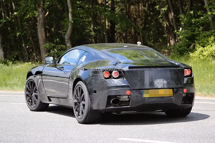 Hãng xe Anh vẫn không chịu hé lộ một đặc điểm thiết kế nào của Aston Martin DB11, mọi mẫu xe thử của họ đều đang được che đậy kín mít.