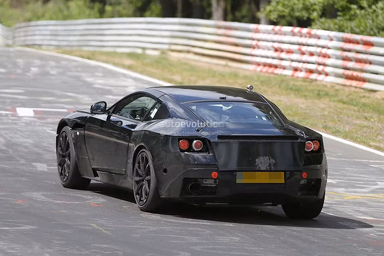 Riêng về phần đuôi xe thì lại rất khó có thể nhận biết thêm điều gì vì đèn hậu đã được làm giả và cốp sau được che chắn khá kỹ.