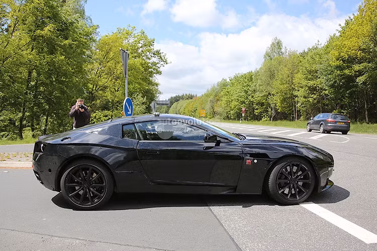 Mặc dù được nguỵ trang nhưng dựa trên kiểu dáng thân xe, ta có thể dự đoán rằng hãng xe Anh vẫn sẽ ứng dụng kiểu cửa “cánh ngỗng” – swan wing trên DB11.