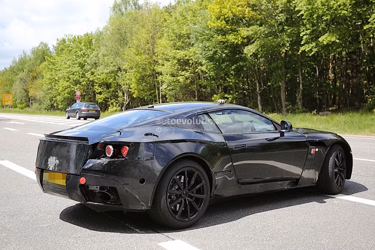 Một thông tin thú vị khác là Aston Martin cũng sẽ cung cấp một phiên bản giá rẻ hơn và nó sẽ mang trong mình động cơ V8 4.0 lít tăng áp kép.
