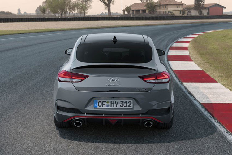 Chưa hết, Hyundai i30 Fastback N 2019 mới còn sở hữu thiết kế thể thao hơn cho xứng với thương hiệu con N. Đầu tiên phải kể đến lưới tản nhiệt và cản trước/sau N dành riêng cho mẫu xe này. Trong đó, cản trước và sau đi kèm đường kẻ màu đỏ làm điểm nhấn.