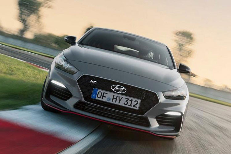 So với phiên bản hatchback 5 cửa, Hyundai i30 Fastback N 2019 dài hơn 115 mm và thấp hơn 30 mm nhờ sự thay đổi trong thiết kế nóc xe cũng như hệ thống treo. Được biết, hệ thống treo của Hyundai i30 Fastback thông thường cứng hơn 15%.