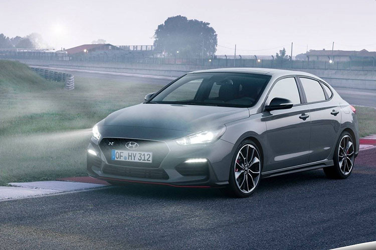 Hyundai không nhắc nhiều đến gói Performance Package của i30 Fastback N 2019 ngoài việc tăng công suất cho động cơ. Trong khi đó, ở Hyundai i30 N Hatchback, gói Performance Package này còn mang đến bộ vành 19 inch với lốp Pirelli P-Zero có kích thước 235/35, cùm phanh N màu đỏ, đĩa phanh cỡ lớn hơn (18 inch trước, 17 inch sau), bộ khóa vi sai chống trượt điện tử và hệ thống van xả biến thiên.