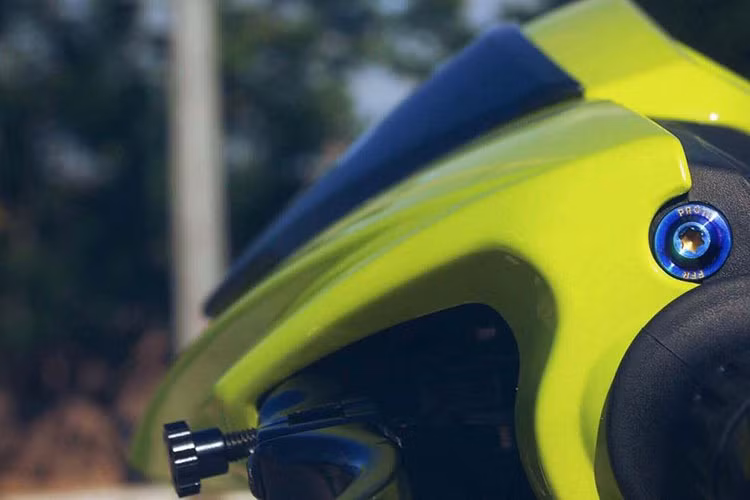 Trang trí cho chiếc xe là một số con ốc Proti Titanium nổi bật, cùng với trợ lực tay lái mới dành cho dòng xe máy tay ga.