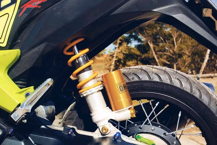 Khác với nhiều mẫu xe máy tay ga hiện nay, Yamaha Mio lại sử dụng bộ vành nan thay vì vành đúc đang khá thịnh hành. Ở mẫu xe độ này, người chơi đã nâng phần đuôi lên cao hơn so với nguyên bản.