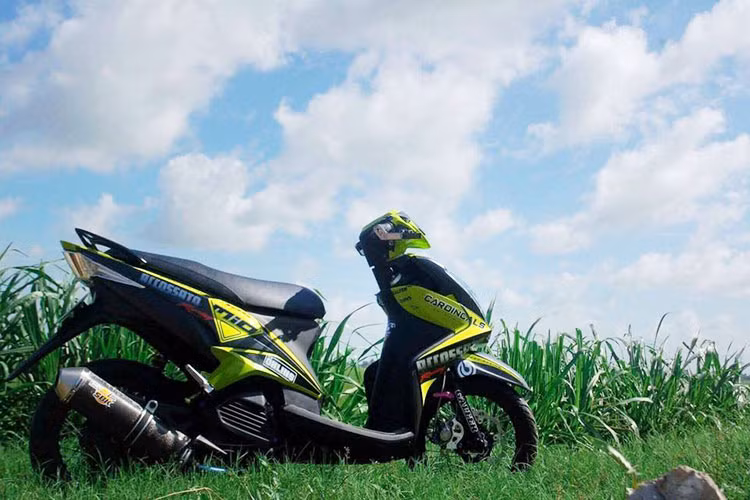 Yamaha Mio 125 sở hữu động cơ loại 2 van, SOHC 4 thì xi-lanh đơn dung tích 124 phân khối, động cơ phun xăng điện tử. Xe có kích thước tổng thể 1.855 mm dài, 700 mm rộng và 1.070 mm cao.