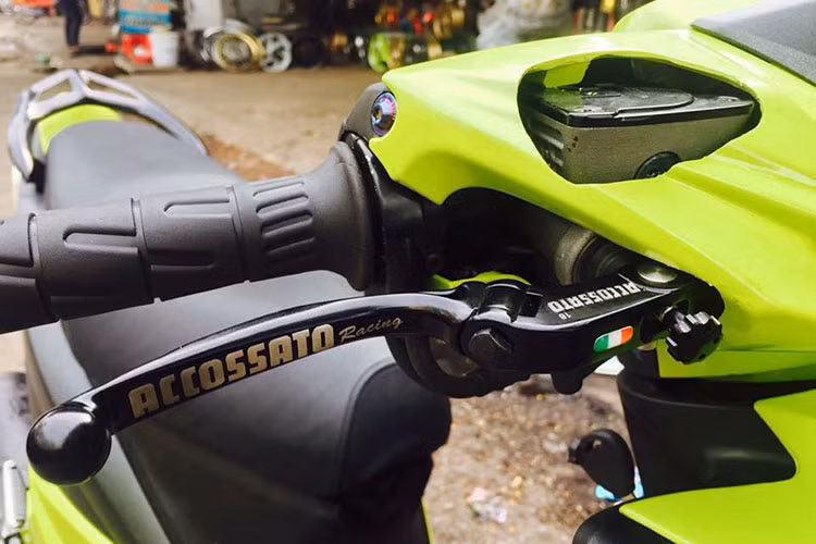 Ngoài việc khoác lên mình dàn áo mới màu vàng chanh đầy cá tính, ở phần đầu xe nó được trang bị tay thắng Accossato Racing hàng hiệu.