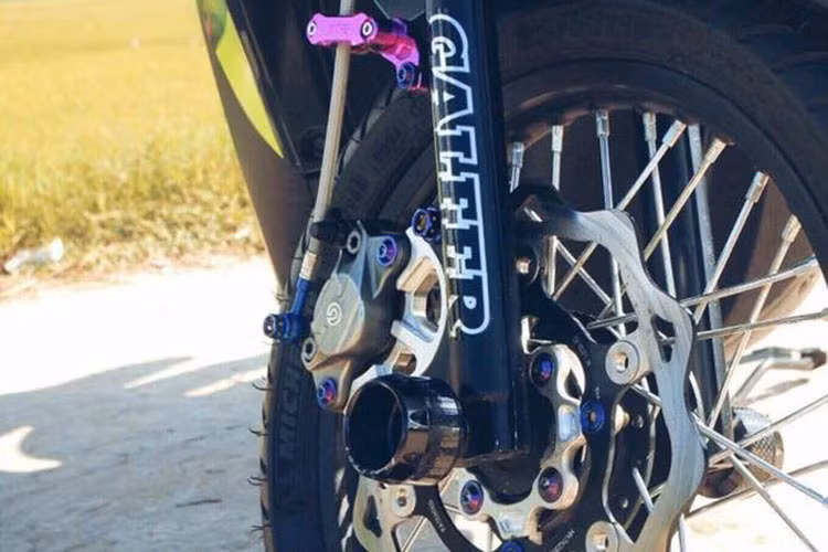 Trang bị cho dàn chân của chiếc xe này là bộ bánh căm nổi bật, đi kèm cụm phanh trước là heo Brembo 2 pis đối xứng và đĩa Galfer. .