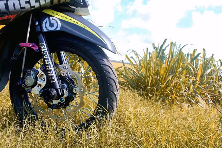 Ngoài ra, dàn chân còn được trang bị thêm cặp vỏ Michelin Pilot Street thể thao cùng dây dầu hàng hiệu hoàn toàn mới thay cho nguyên bản.