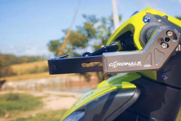 Gù bảo vệ tay thắng Cardinals Racing đầy phong cách cũng được trang bị thêm để bảo vệ cho cả người lái lẫn phụ kiện của xe.