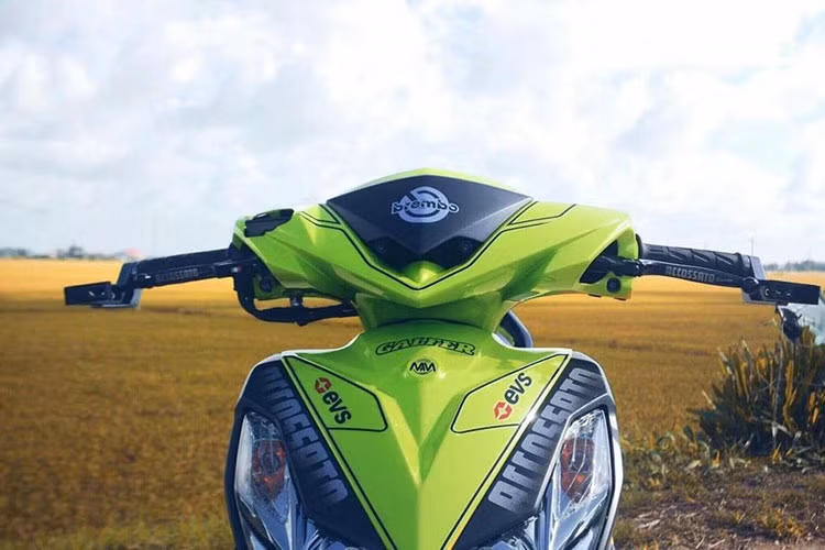 Dàn đầu thể thao của chiếc xe tay ga Yamaha Mio 125 có phần khác biệt với "người anh em" Luvias tại Việt Nam. Nó có thiết kế thể thao và phong cách hơn với dàn đầu mâng đậm chất xe đua đường phố.