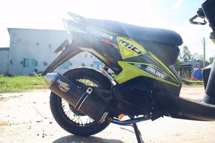 Cây pô nguyên bản được loại bỏ, thay vào đó là pô độ của hãng Leovince SBK đi kèm cổ pô titan tăng thêm sức mạnh cũng như âm thanh của xe.