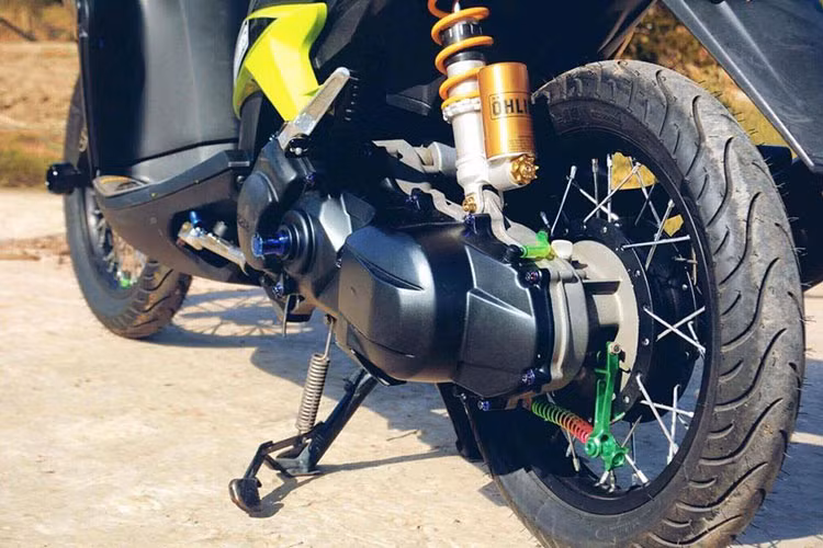 Phuộc sau nổi bật và chất lừ với phuộc Ohlins hàng hiệu. Được biết, chi phí cho một cây phuộc Ohlins này lên đến khoảng hơn 6 triệu đồng.