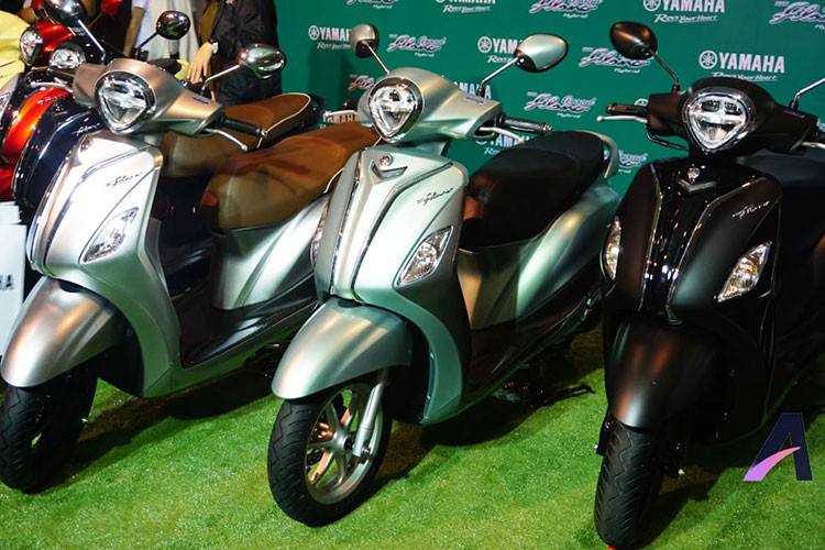Yamaha Thái Lan đã chính thức ra mắt mẫu xe ga cho phái nữ Yamaha Grand Filano Hybrid 2018 (tại Việt Nam có tên gọi là Yamaha Grande), với các nâng cấp rất đáng chú ý. Theo đó, mẫu xe ga Yamaha Grande Hybrid 2018 được thương hiệu xe Nhật Bản nâng cấp toàn diện từ cả ngoại hình lẫn trang bị trên xe.
