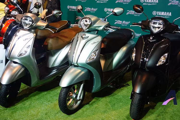 Yamaha Thái Lan đã chính thức ra mắt mẫu xe ga cho phái nữ Yamaha Grand Filano Hybrid 2018 (tại Việt Nam có tên gọi là Yamaha Grande), với các nâng cấp rất đáng chú ý. Theo đó, mẫu xe ga Yamaha Grande Hybrid 2018 được thương hiệu xe Nhật Bản nâng cấp toàn diện từ cả ngoại hình lẫn trang bị trên xe.