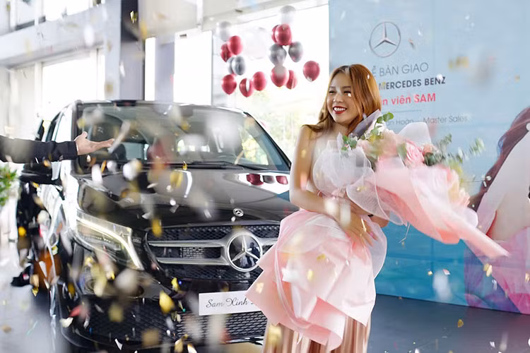 Bên cạnh đó, xe còn được trang bị bộ la-zăng 17-inch 5 chấu kép 2 màu tương phản. Ngoài một số sửa đôi về ngoại hình, hãng xe sang Đức cũng cung cấp tùy chọn hệ thống hỗ trợ phanh bán tự động, đèn pha chủ động và tự động điều chỉnh đèn tránh chói mắt người đối diện cho mẫu xe MPV hạng sang Mercedes-Benz V-Class mới.