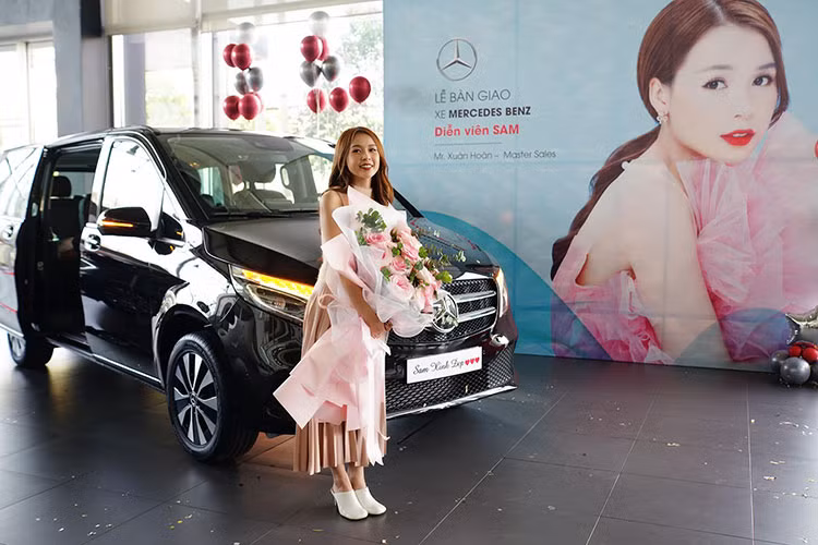 Được biết, hot girl Sam đã đặt cọc mua chiếc xe MPV hạng sang Mercedes-Benz V-Class 2020 mới ngay tại triển lãm ô tô Việt Nam 2019 diễn ra vào cuối tháng 10 nhưng đến nay mới được nhận xe. Như vậy, MC Sam cũng là khách hàng đầu tiên tại Việt Nam nhận bàn giao mẫu xe Mercedes-Benz V-Class 2020.