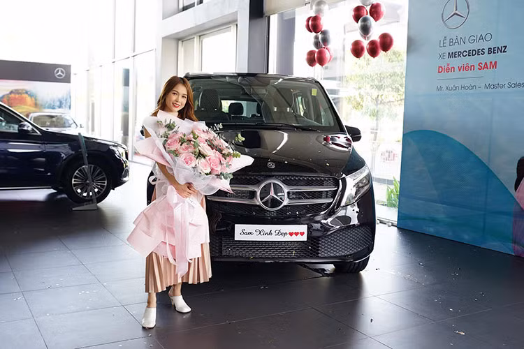 Trước chiếc Mercedes-Benz V250 Luxury 2020, hot girl Sam cũng đã sở hữu cho mình một chiếc xe sang khác của hãng xe sang đến từ Đức. Chiếc MPV hạng sang của Sam mới mua là bản nâng cấp giữa vòng đời của dòng xe Mercedes-Benz V-Class 2020, xe có tới 11 màu ngoại thất và 2 tùy chọn màu nội thất cho khách hàng lựa chọn.