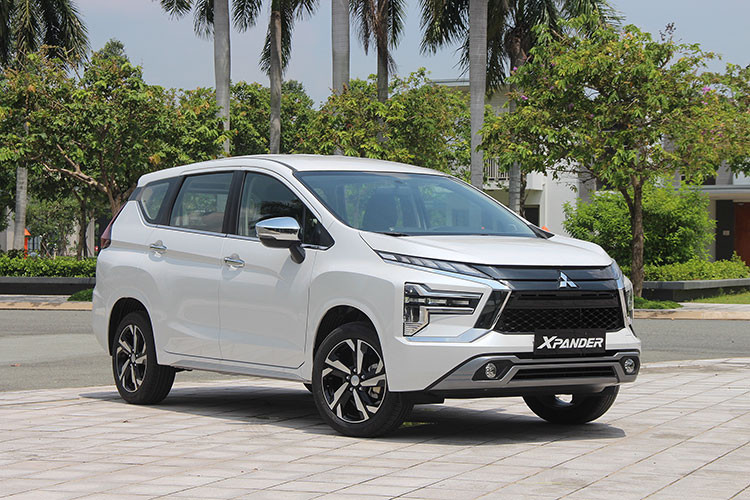 Tháng 6 vừa qua, Mitsubishi Xpander đã đạt doanh số 1.283 xe, tăng nhẹ 9% so với tháng trước (1.171 xe). Dù tăng trưởng, kết quả này khiến mẫu MPV này tụt 2 bậc xuống vị trí thứ 4 trong bảng xếp hạng, nhưng vẫn là mẫu xe MPV bán chạy nhất phân khúc. Cộng dồn doanh số của Xpander trong 6 tháng đầu năm 2023 đạt 7.982 xe.