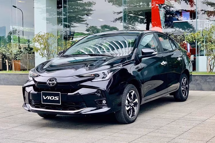 Sau nhiều tháng bị các đối thủ vượt mặt Toyota Vios bất ngờ trở lại vị trí ngôi đầu bảng, trong khi đó Corolla Cross rời khỏi vị ví trí Top xe bán chạy nhất tháng. Cụ thể, tháng 6 vừa qua, Toyots Vios bán ra được 1.949 xe, tăng 1.363 xe so với tháng 5/2023. Cộng dồn doanh số 6 tháng đầu năm 2023, đã có 5.425 xe Vios được bán ra thị trường.