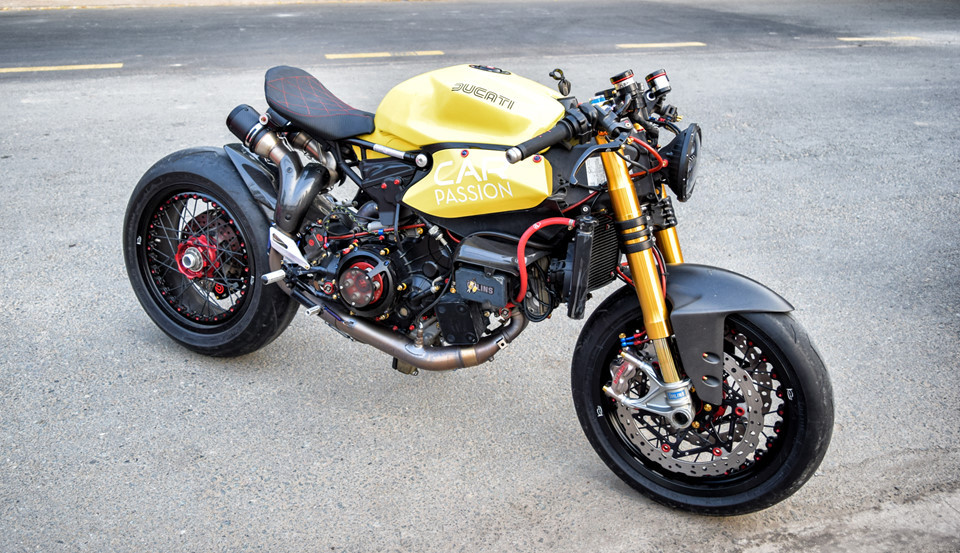 Chiếc siêu môtô Ducati Panigale 1199S độ Cafe Racer do một người chơi Ducati tại Hà Nội tự thực hiện, hoàn thành vào cuối năm 2015. Đến 2017, vị chủ nhân tiếp tục bổ sung thêm hàng loạt đồ chơi hàng hiệu, và mới đây đã được bán vào Sài Gòn cho một vị đại gia có tiếng, người đang sở hữu chiếc Ferrari 458 Italia Liberty Walk độc nhất Việt Nam.