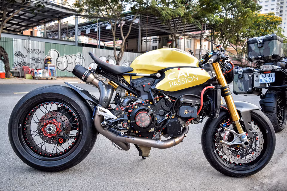 Việc loại bỏ dàn áo khoe ra khối động cơ Superquadro L-Twin khối lượng nhẹ, 4 thì, làm mát bằng dung dịch, cho công suất 195 mã lực tại vòng tua 10.750 vòng/phút và mô-men xoắn 132 Nm tại vòng tua 9.000 vòng/phút. Hộp số 6 cấp. Dù không can thiệp vào động cơ nhưng chủ nhân đã thay thế nhiều chi tiết, đặc biệt là côn nồi hở EVR.