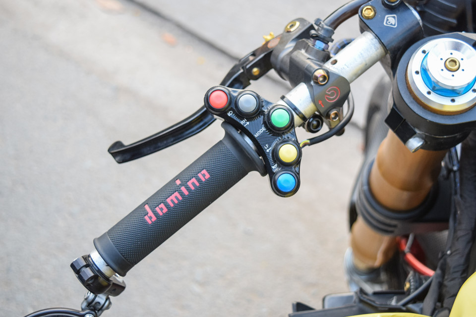 Tay lái dạng clip-on. Bao tay domino, gắn gương gù cổ điển. Cụm công tắc phong cách MotoGP do Ducabike sản xuất. Trong khi tay phanh và tay côn thương hiệu Brembo.