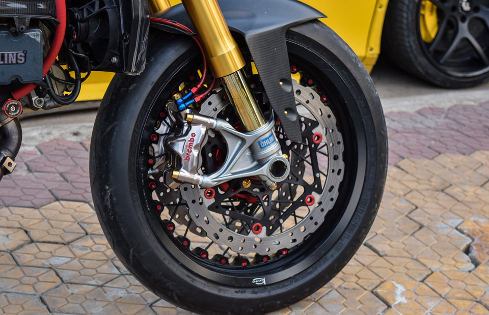 Bộ mâm Kineo dạng đũa có giá hơn 4.000 USD. Ngoài ra xe cũng trang bị các món đồ chơi hàng hiệu như bình dầu AEM, ống giải nhiệt Samco Sport, ốp nhông CNC, đĩa thắng Braking, toàn bộ con ốc trang bị cho mẫu siêu môtô Ducati độ cafe racer này được sử dụng đều là loại titan.