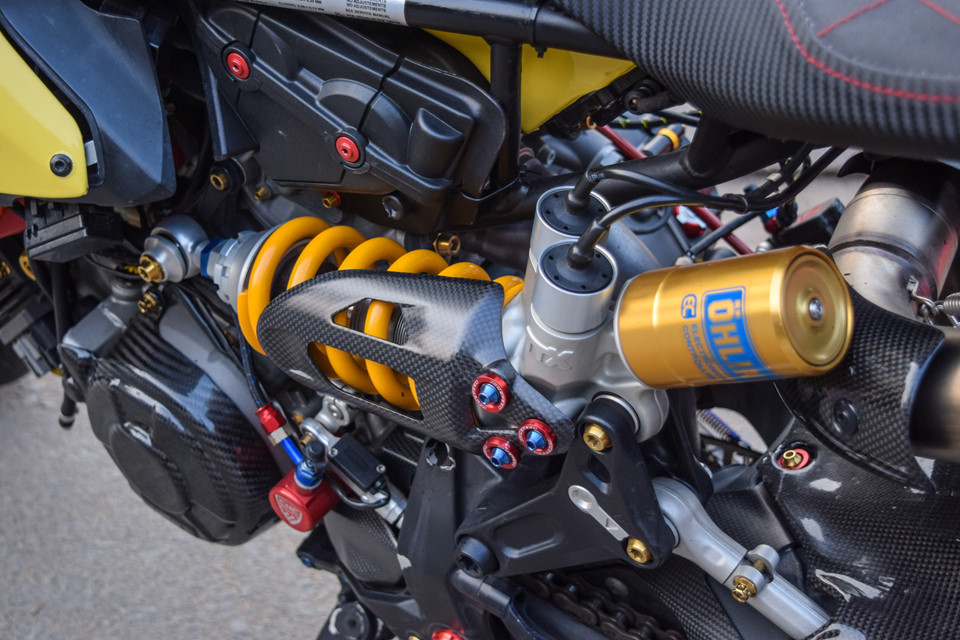Phuộc trước và giảm xuống sau Ohlins nguyên gốc. Nhiều chi tiết ốp carbon như chắn bùn trước sau, ốp động cơ, ốp giảm xóc...