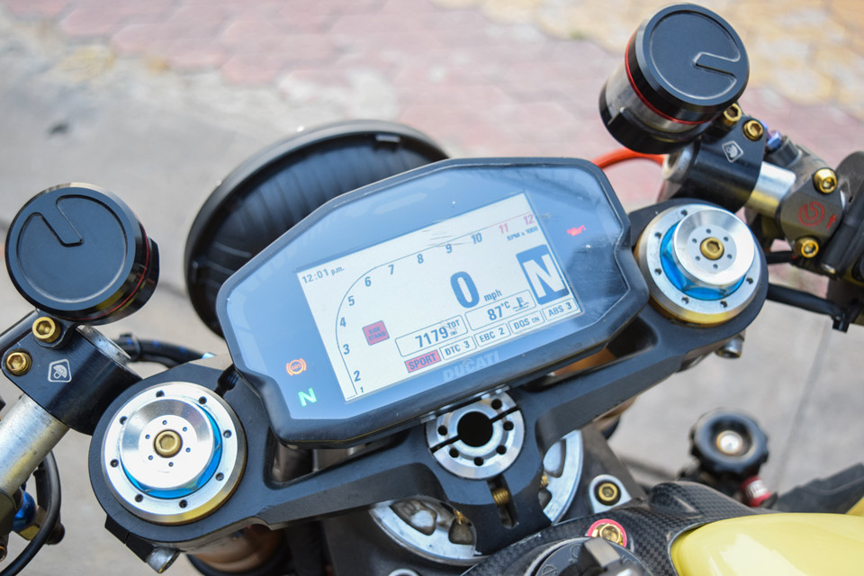 Đồng hồ Full LCD nguyên bản, hiển thị nhiều thông số. Người điều khiển có thể điều chỉnh nhiều tính năng như chế độ lái, hệ thống chống bó cứng phanh ABS hay kiểm soát lực kéo...