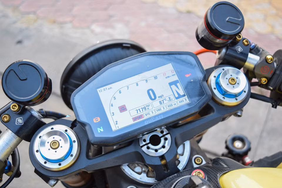 Đồng hồ Full LCD nguyên bản, hiển thị nhiều thông số. Người điều khiển có thể điều chỉnh nhiều tính năng như chế độ lái, hệ thống chống bó cứng phanh ABS hay kiểm soát lực kéo...