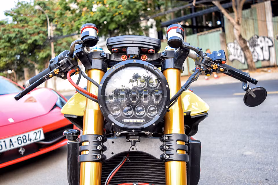 Mẫu xe này đặc biệt vì sự táo bạo lựa chọn cấu hình sportbike Ducati độ cafe racer. Nếu không biết tiểu sử, rất khó nhận ra chiếc xe được độ từ Panigale 1199 S do nhiều bộ phận thay mới hoàn toàn. Dàn áo bên ngoài loại bỏ. Đèn pha tròn, sử dụng bóng LED.