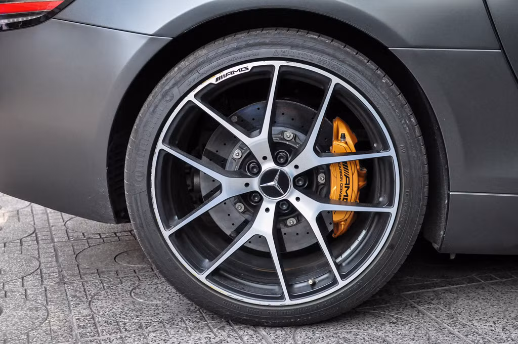 Điểm đặc biệt trên siêu xe này là nhiều chi tiết ốp sợi carbon như nắp capô, cánh gió, líp cản trước. Vành trước đường kính 19 inch và vành sau 20 inch được chế tạo độc quyền cho phiên bản Final Edition. Bên trong là kẹp phanh hiệu suất cao của AMG.