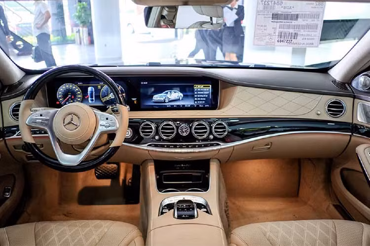 Nội thất bên trong của Mercedes-Maybach S450 4Matic 2018 được thiết kế bọc da toàn bộ và khâu hình quả trám sang trọng. Đặc điểm thay đổi dễ nhận thấy nhất là cụm vô lăng 3 chấu thiết kế hoàn toàn mới, trên chấu vô lăng mới xuất hiện dòng chữ “Maybach” riêng.