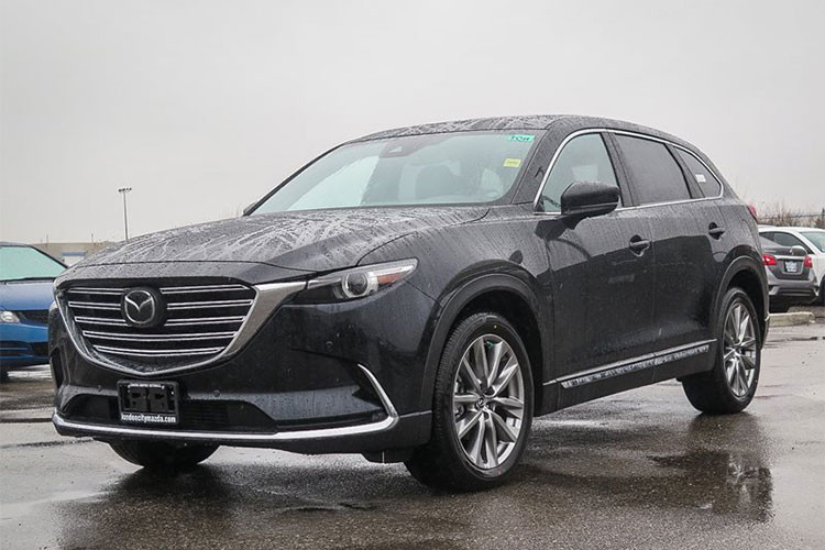 So với phiên bản hiện hành, mẫu xe Mazda CX-9 2019 giữ nguyên thiết kế, hãng xe Nhật Bản chỉ nâng cấp tính năng công nghệ và giá tăng nhẹ. Dự kiến bán ra thị trường Mỹ trong tháng 8/2018 này, CX-9 phiên bản 2019 dẫn động một cầu có giá 32.300 USD ( khoảng 751 triệu đồng), trong khi bản hai cầu i-Activ giá 34.000 USD (khoảng 791 triệu đòng). 