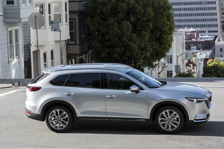 Bản Grand Touring có giá 40.840 USD, sở hữu hàng ghế trước thông gió, camera 360 độ, màn hình màu TFT 7 inch, mâm xe hợp kim 20 inch, vô-lăng sưởi, giá nóc, ngoại thất mạ chrome cùng nhiều tính năng khác. Bên cạnh đó, hãng xe Nhật Bản cũng mang đến 3 tùy chọn màu sắc cho xe là đỏ Soul Red Crystal, xám Machine Gray Metallic và trắng Snowflake White Pearl Mica với các mức giá khác nhau.