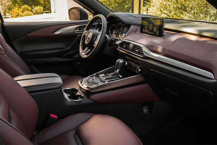 CX-9 2019 bản Touring có giá bán từ 35.330 USD (khoảng hơn 821 triệu đồng), xe được trang bị sẵn đèn pha tự động bật, cốp điện, ghế bọc da, màn hình cảm ứng 8 inch cùng hàng loạt các công nghệ trợ lái tiên tiến. Ứng dụng Apple CarPlay/Android Auto và gương chiếu hậu tích hợp tính năng tự động làm mờ cũng được cung cấp sẵn.