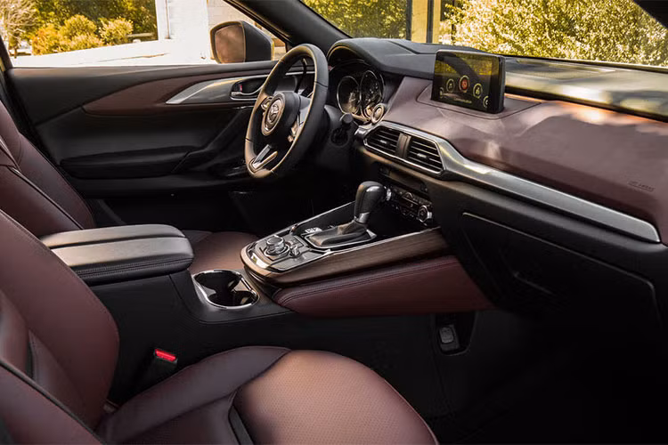 CX-9 2019 bản Touring có giá bán từ 35.330 USD (khoảng hơn 821 triệu đồng), xe được trang bị sẵn đèn pha tự động bật, cốp điện, ghế bọc da, màn hình cảm ứng 8 inch cùng hàng loạt các công nghệ trợ lái tiên tiến. Ứng dụng Apple CarPlay/Android Auto và gương chiếu hậu tích hợp tính năng tự động làm mờ cũng được cung cấp sẵn.