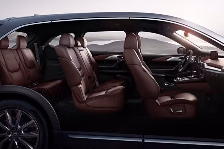 Phiên bản Touring Premium có chi phí cao hơn 2.390 USD, sở hữu đèn sương mù LED, cảm biến hỗ trợ đỗ xe phía trước, rèm che nắng cho hàng ghế sau, hệ thống âm thanh cao cấp Bose, cửa sổ trời và 3 tháng dùng thử hệ thống radio vệ tinh SiriusXM.