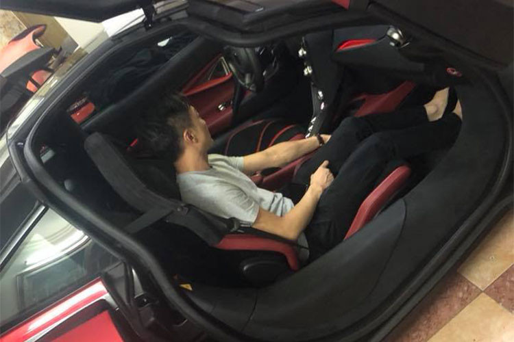 Hiện chưa rõ doanh nhân phố núi có phải là chủ nhân của siêu xe McLaren 720S màu đỏ Memphis này hay không, tuy nhiên, chỉ sau khoảng ít phút chia sẻ ảnh đi xem siêu xe McLaren 720S thứ 2 tại Việt Nam, Cường Đô la đã nhận nhiều lời chúc mừng vì cho rằng anh đã tậu siêu xe này.