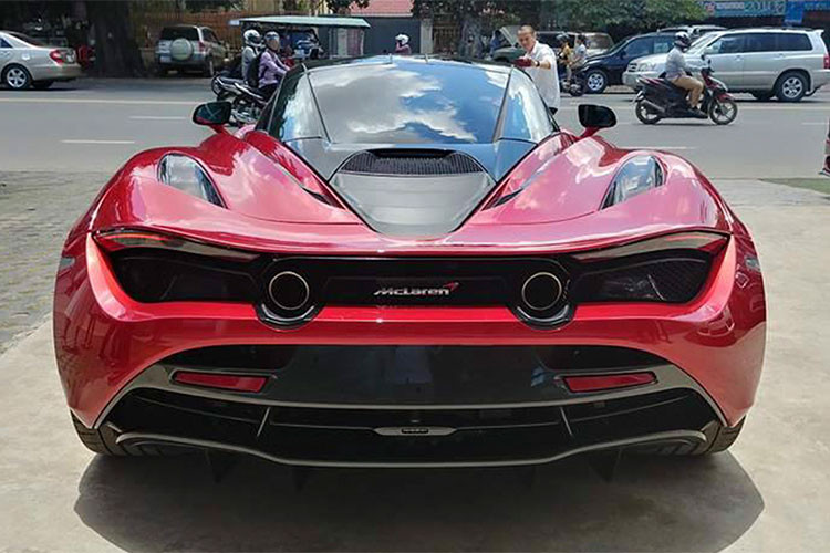 720S sở hữu thiết kế hoàn toàn mới nhưng vẫn mang được nét đặc trưng của thương hiệu McLaren. Cản trước làm từ sợi carbon, đèn pha tích hợp dải LED định vị, nắp ca-pô được làm thấp hơn phần vòm bánh xe. Cửa mở ngược lên tương tự 650S, mâm xe 5 chấu kép, cụm đèn hậu dạng LED tạo hình cong mềm mại như trên 570S.