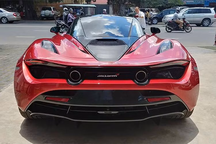 720S sở hữu thiết kế hoàn toàn mới nhưng vẫn mang được nét đặc trưng của thương hiệu McLaren. Cản trước làm từ sợi carbon, đèn pha tích hợp dải LED định vị, nắp ca-pô được làm thấp hơn phần vòm bánh xe. Cửa mở ngược lên tương tự 650S, mâm xe 5 chấu kép, cụm đèn hậu dạng LED tạo hình cong mềm mại như trên 570S.