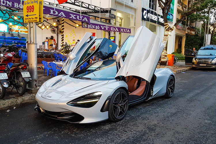 Tại Mỹ, giá siêu xe McLaren 720S xuất xưởng lên tới 291.564 USD. Theo giới kinh doanh xe nhập, nếu đóng thuế đầy đủ, giá trị của siêu xe này sau khi ra biển trắng tại Việt Nam có thể lên tới trên 22 tỷ đồng (Trong ảnh là chiếc siêu xe McLaren 720S trắng đầu tiên tại Việt Nam).