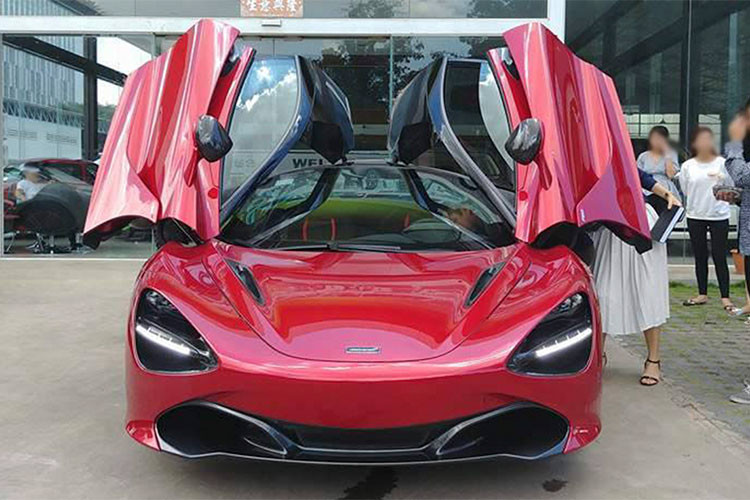 McLaren 720S là mẫu siêu xe Anh quốc đang nhận được sự quan tâm đông đảo của giới yêu xe tại Việt Nam, do số lượng lăn bánh ngoài đường phố mới chỉ có đúng một chiếc màu trắng khui công từ cuối năm ngoái.