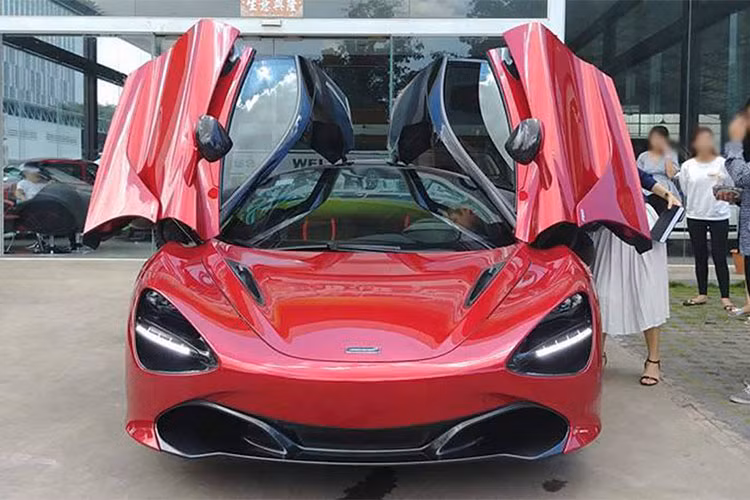 McLaren 720S là mẫu siêu xe Anh quốc đang nhận được sự quan tâm đông đảo của giới yêu xe tại Việt Nam, do số lượng lăn bánh ngoài đường phố mới chỉ có đúng một chiếc màu trắng khui công từ cuối năm ngoái.