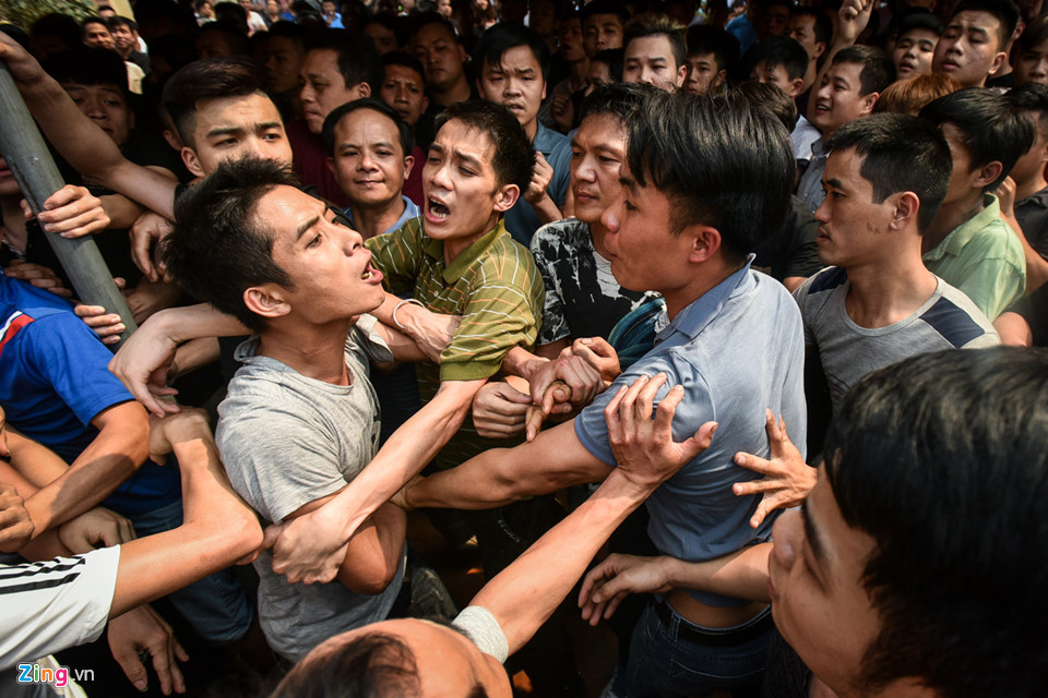 Hiệp 2 bắt đầu, ngay sau đó cũng xảy ra va chạm y như hiệp 1.