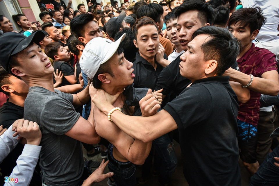 Trong lễ hội, nhiều người đã chứng kiến cảnh bóp cổ, tát vào mặt nhau.