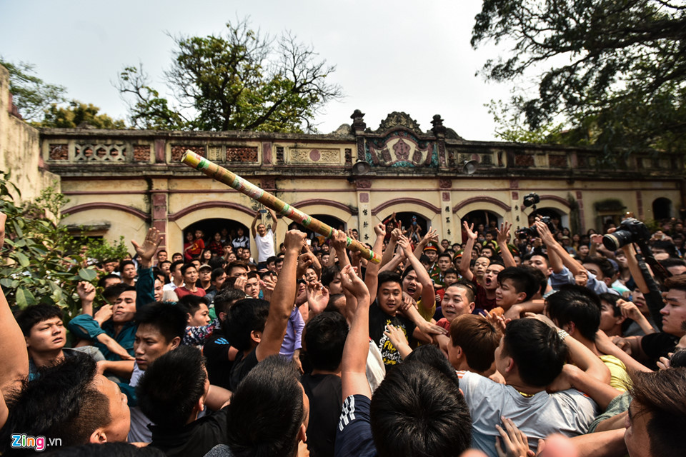 Sau khoảng nửa giờ, hiệp 1 kết thúc.