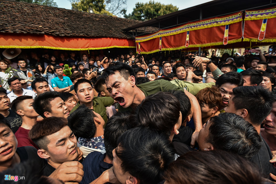 Họ quan niệm rằng những ai đoạt hoặc chạm vào cây bông sẽ sinh quý tử và là niềm tự hào của làng xóm, gia đình.